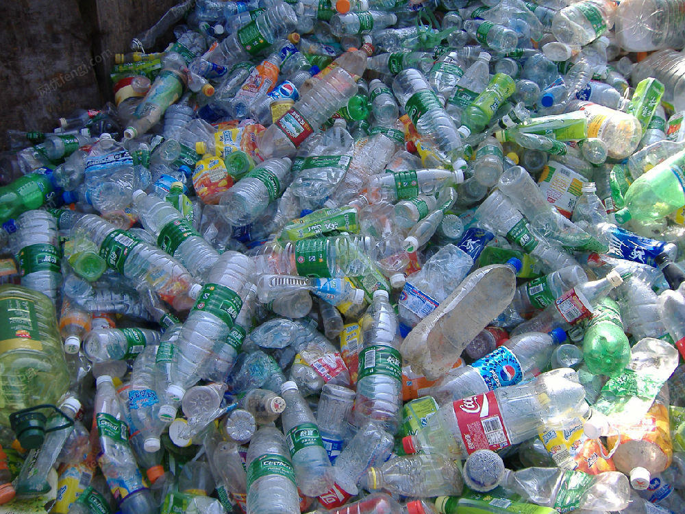 大量回收再生塑料颗粒图片