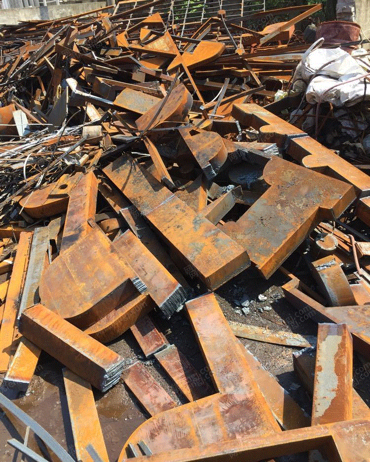 大量高价收购重型废钢,边角料
