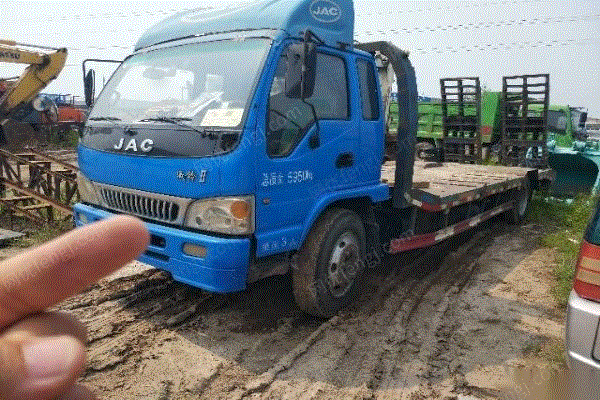 出售拉挖掘机的小板车