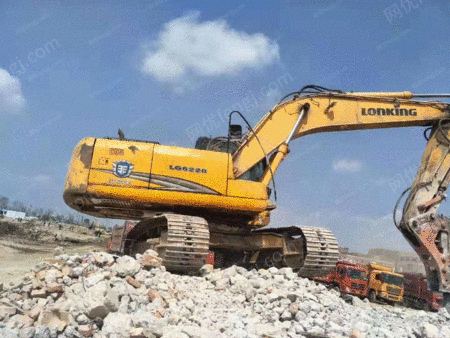 二手挖掘机供应          产品名称:二手挖掘机 昭通转让12年龙工220