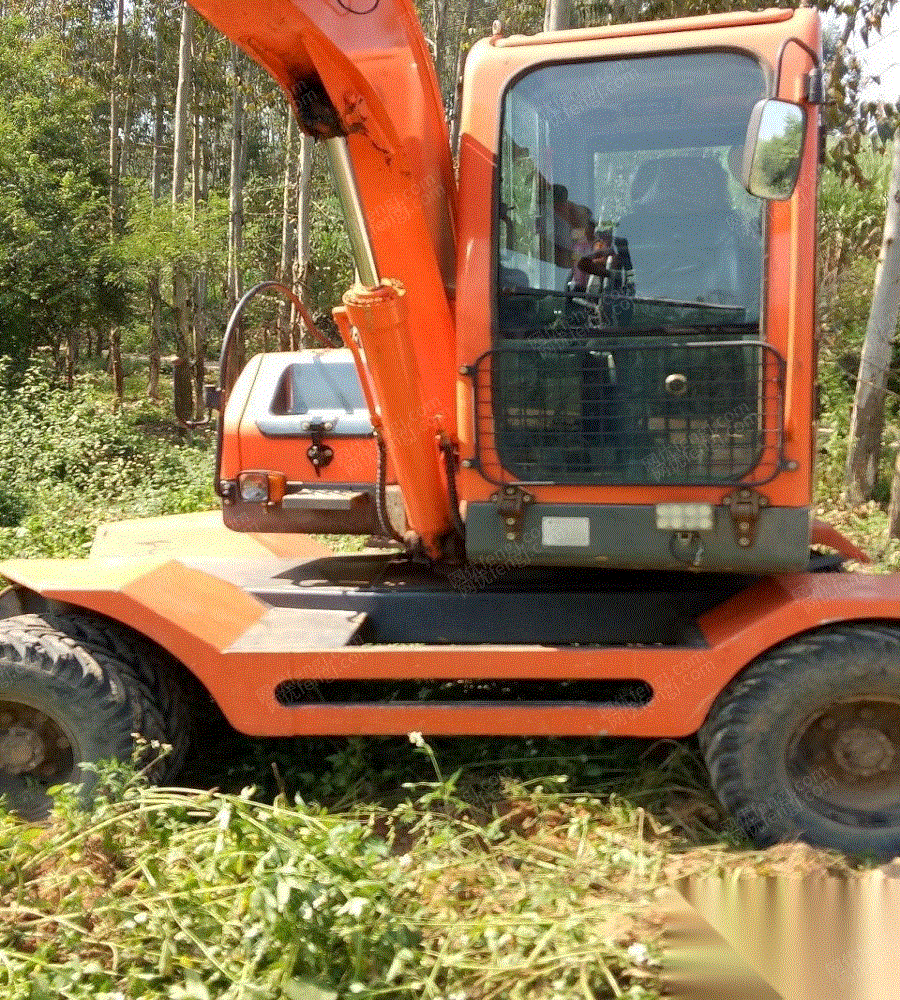 新源85一8挖掘机出售 15.6万元