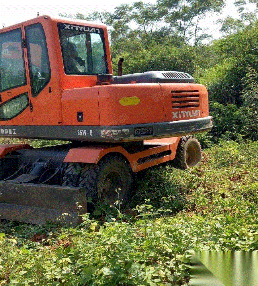 新源85一8挖掘机出售 15.6万元