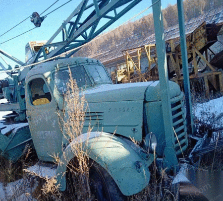 处理库存二手老解放5吨吊车 5万元