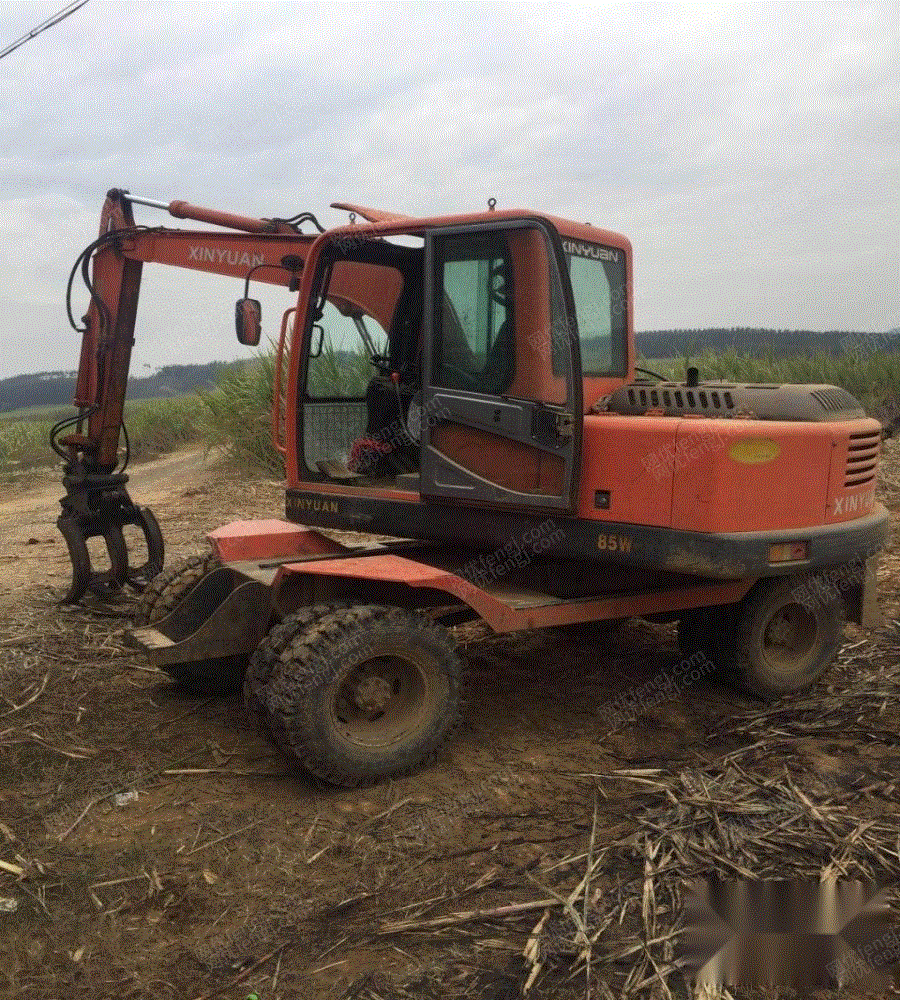 转让新源85抓机,338三铧犁