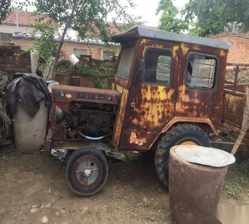 旧拖拉机带斗农用图片