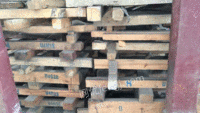 出售：仓库钢材垫木 木托盘　 长1200、1100的，宽800、700的规格不是完全一样的 木方的规格90/90。 也有80/80的