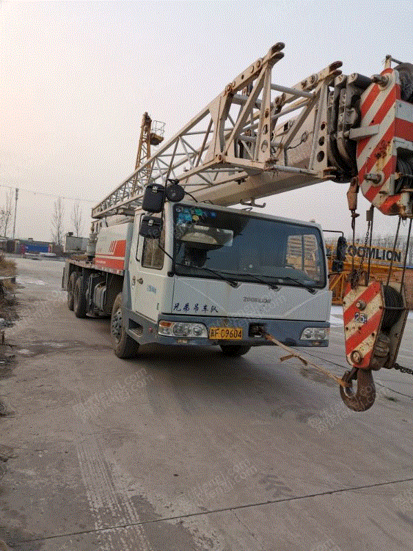 出售中联重科20吨吊车