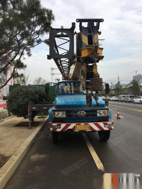 山东泰安转让东岳12吨吊车