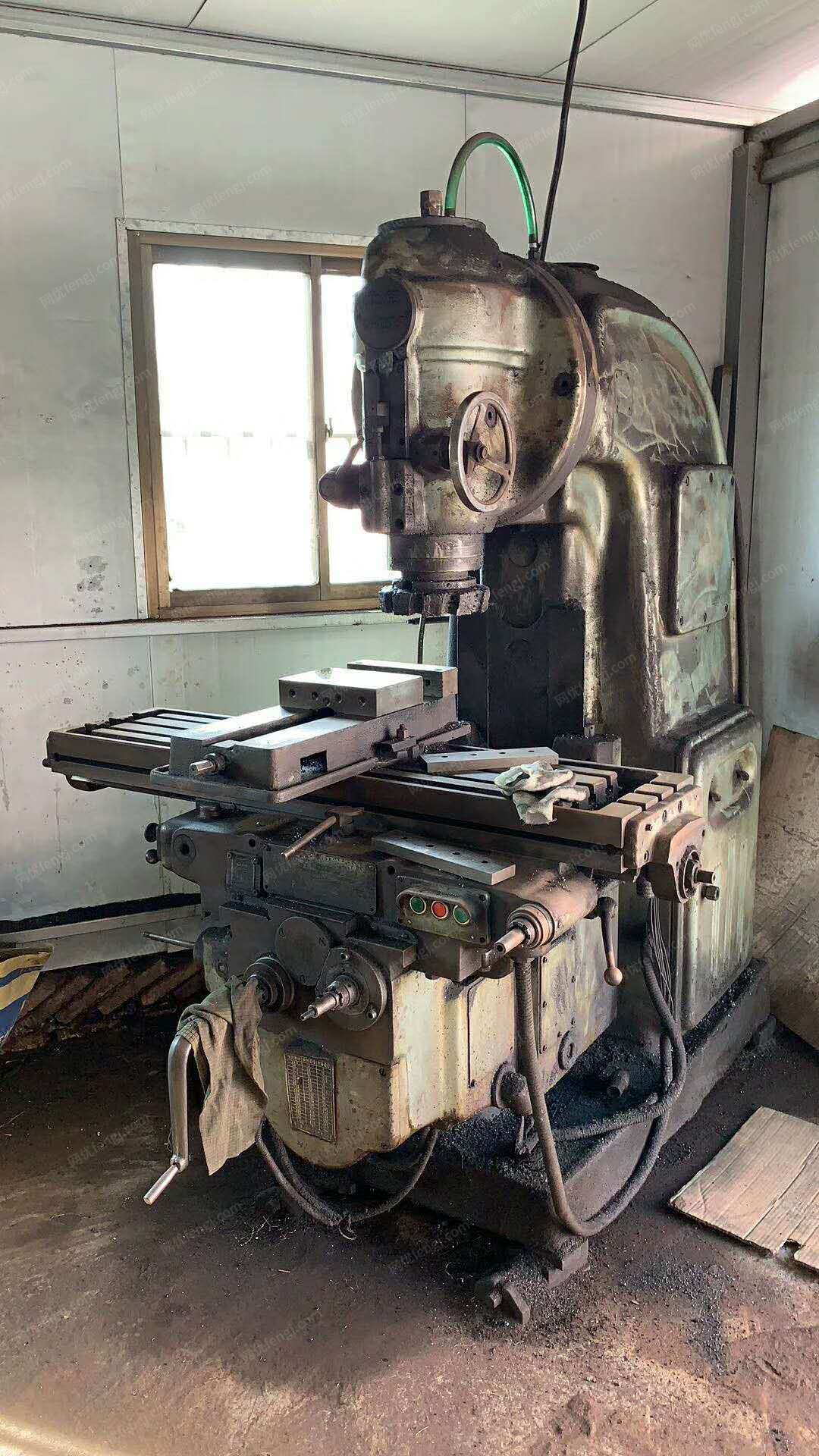 出售一台立式升降台铣床