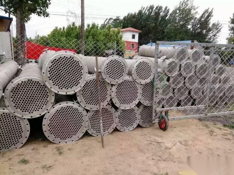 内蒙古赤峰厂房倒闭 低价出售二手不锈钢冷凝器 石墨冷凝器 不锈钢储罐设备 全新储罐不锈钢反应釜