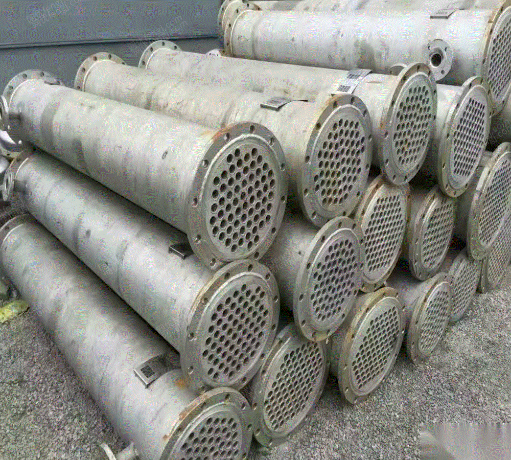 内蒙古赤峰厂房倒闭 低价出售二手不锈钢冷凝器 石墨冷凝器 不锈钢储罐设备 全新储罐不锈钢反应釜
