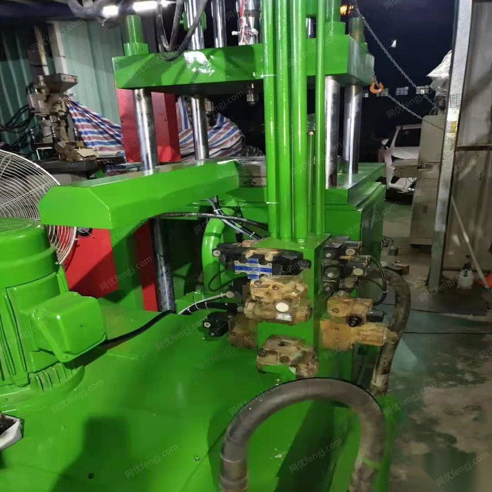 广东广州供应赞扬120t单滑板立式注塑机成型机