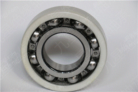 一个标准的轴承,其内圈或外圈的外表面用等离子喷涂与氧化铝形成涂层