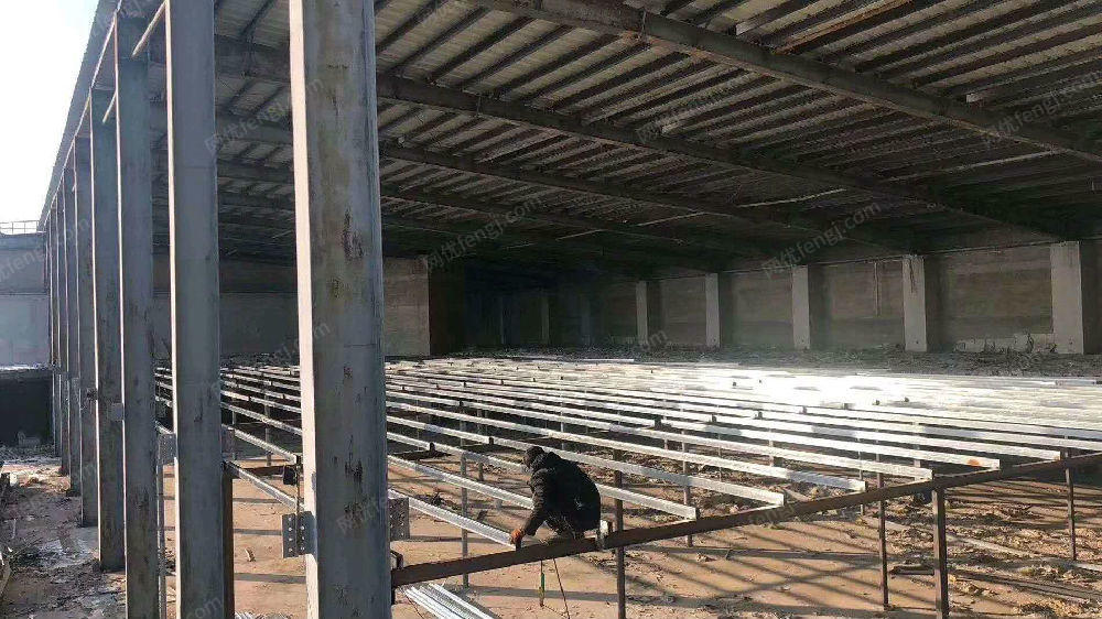 边柱750/300/12厚中柱520/300/12厚,大梁800~400/300c型钢160栓接,6米