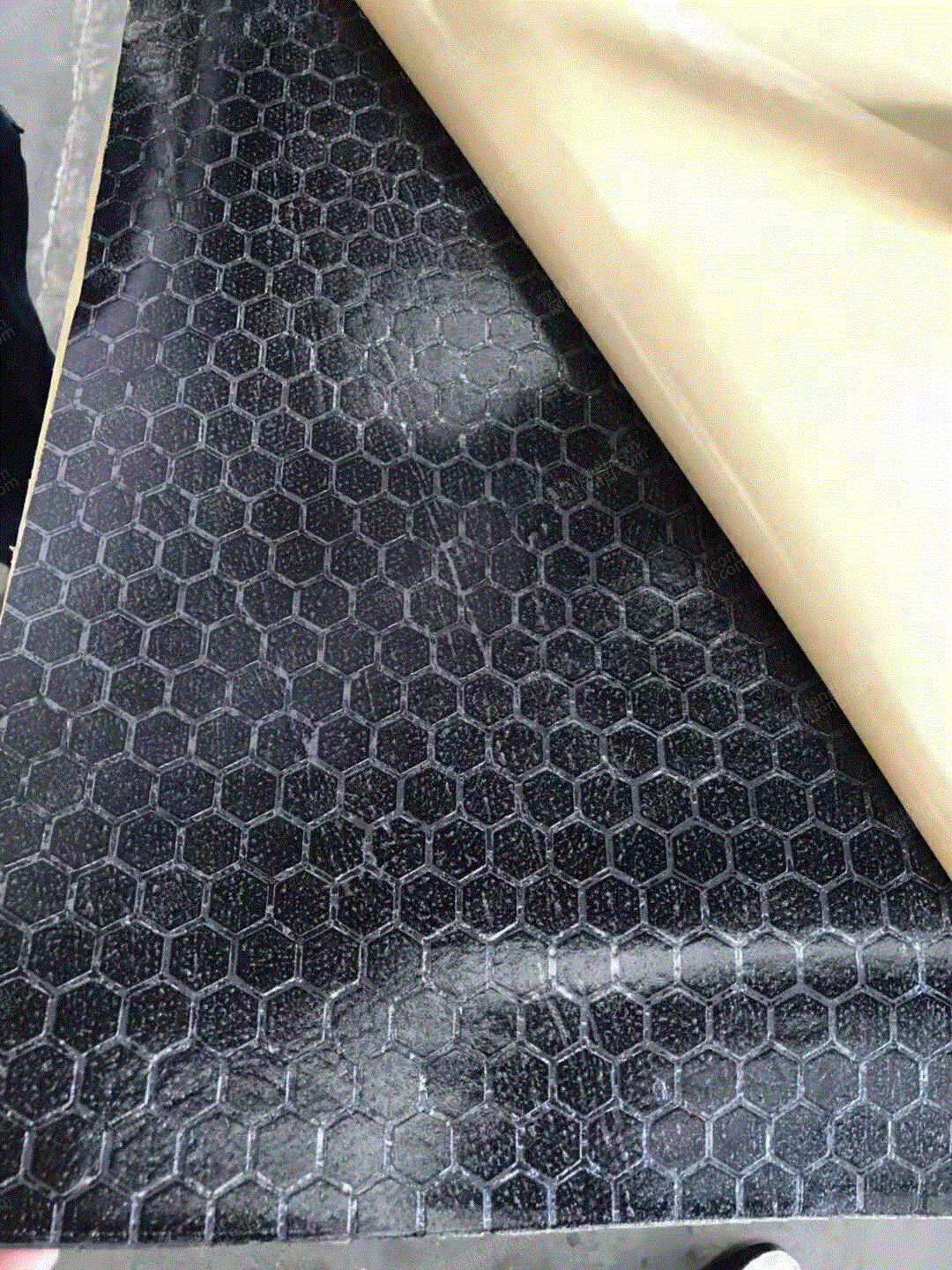 供应绿静2mm背胶沥青阻尼隔音毡防结构共振机箱水槽隔音低频降噪 隔音吸声材料设备价格