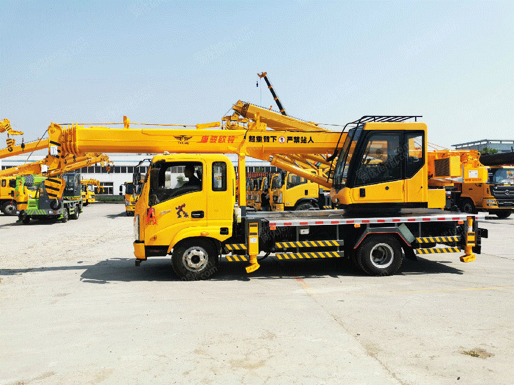 供应国六10吨吊车 10t吊车配置 内嵌式卷扬机 质量有保证