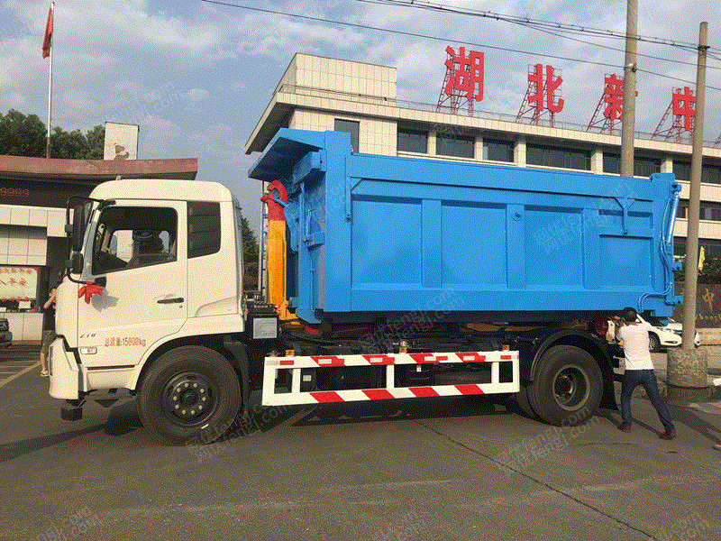 供应东风5吨勾臂垃圾车 垃圾车设备出售