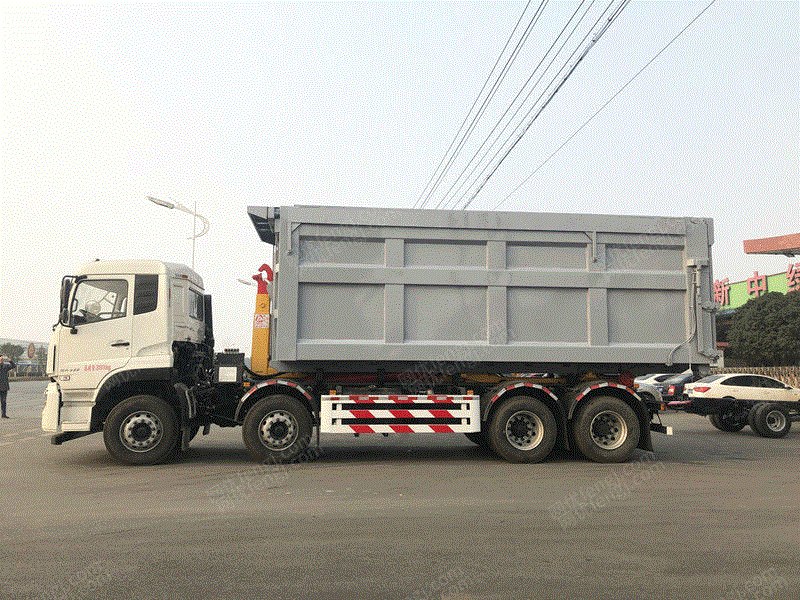 供应新中绿30吨东风天龙勾臂垃圾车 垃圾车设备回收