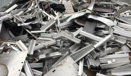 現金を融通して廃アルミニウムを買おうとする