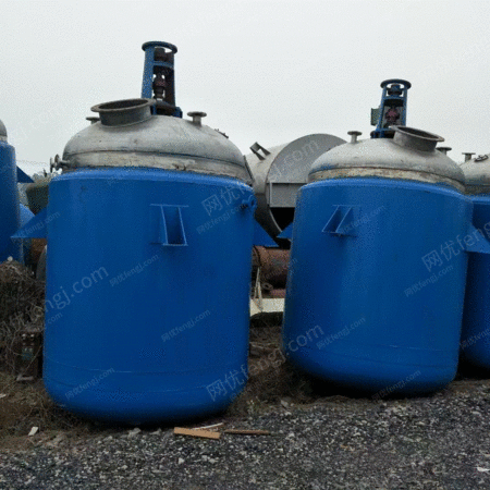 新しい未投入反応釜を何台も放置している