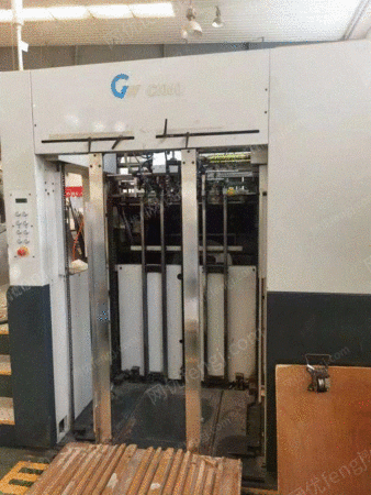 国望自動ダイカッター、廃棄物を持って譲渡中