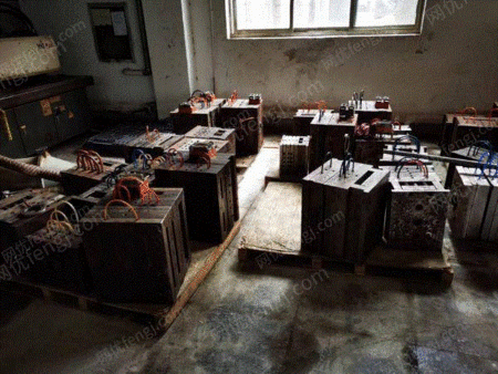 企業のモデルチェンジのため、現在酒瓶のキャップの射出成形金型を一群販売している