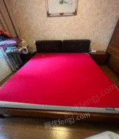 河南郑州九成新1.8米×2.0米双人床出售