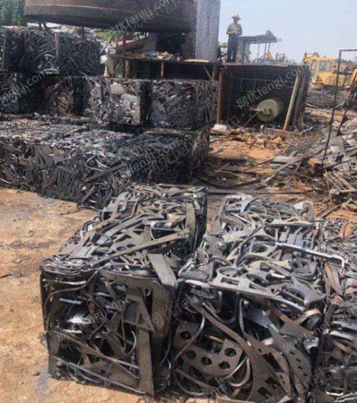 製鉄所の発電所であるセメント工場のコークス化工場などの各種工場の解体を受ける