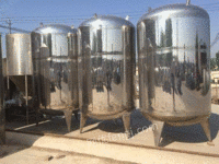 Handling a batch of second-hand stainless steel storage tanks at the factory reserve price
