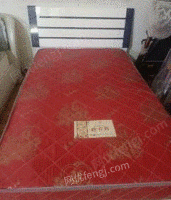 宁夏石嘴山单人床1.2米宽2米长带一个床头柜出售