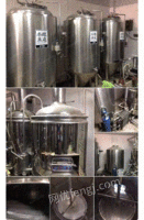 出售中德啤酒酿酒设备，德式两器300L糖化兑600L发酵罐，1拖5（5个发酵罐）。半自动控制柜，带风冷5匹制冷器一台。酵母添加罐等配件齐全，一台板式啤酒桶自动灌装机一台。还有冷库一台