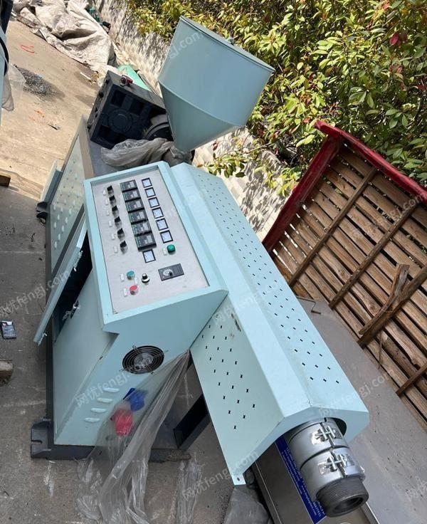 二手?jǐn)D出片材機(jī)出售