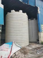 山东济南出售直径2米多*高4米多*2公分厚二手塑料水罐2个,,直径1.5米*高2.5米二手塑料水罐1个