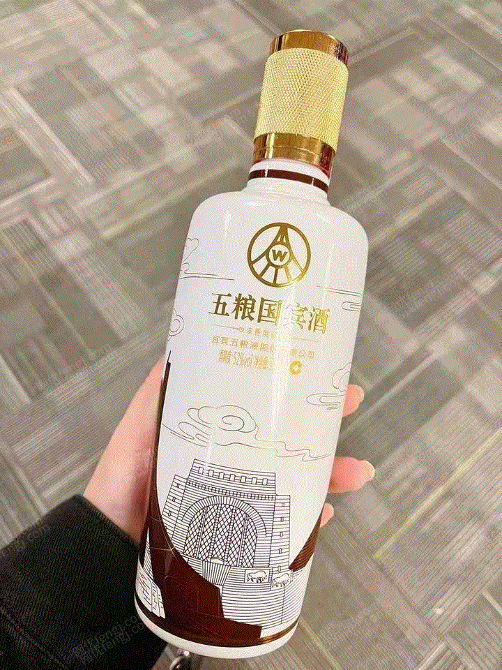 编号：18QGZD18，五粮液国宾酒鸿运祥礼盒一箱（6瓶）拍卖