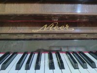 一台家用钢琴，因买了新琴，所以闲置，7成新，音色纯正，老牌子信得过