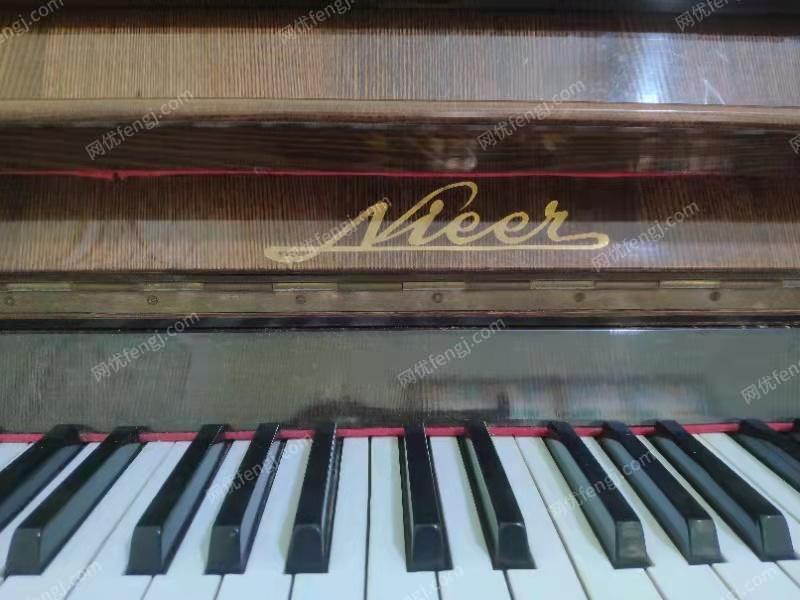 一台家用钢琴，因买了新琴，所以闲置，7成新，音色纯正，老牌子信得过