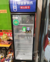 河南郑州低价处理展示柜一个，水柜一个