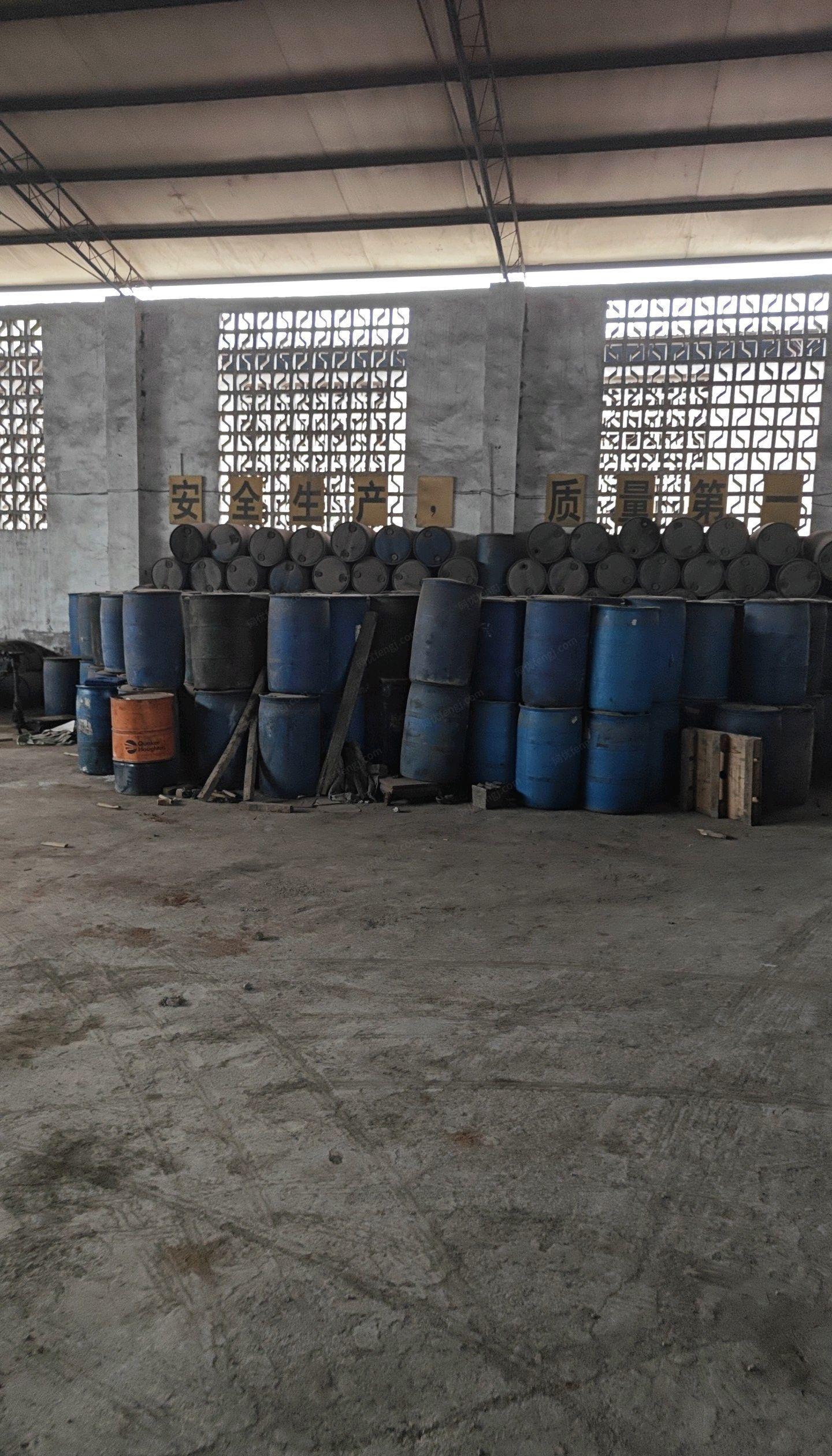 重庆江北区二手塑料油桶出售，有几百个