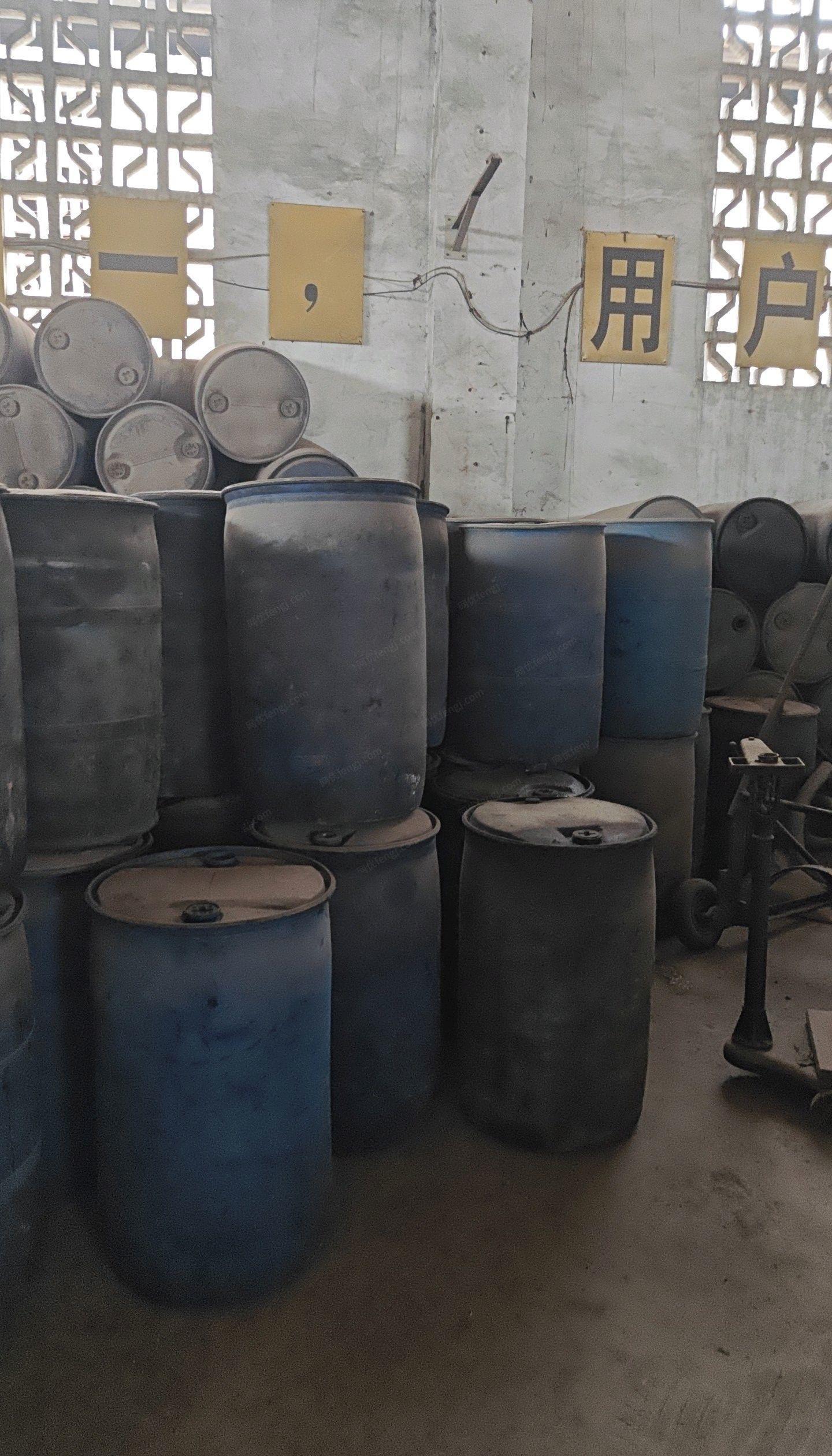 重庆江北区二手塑料油桶出售，有几百个