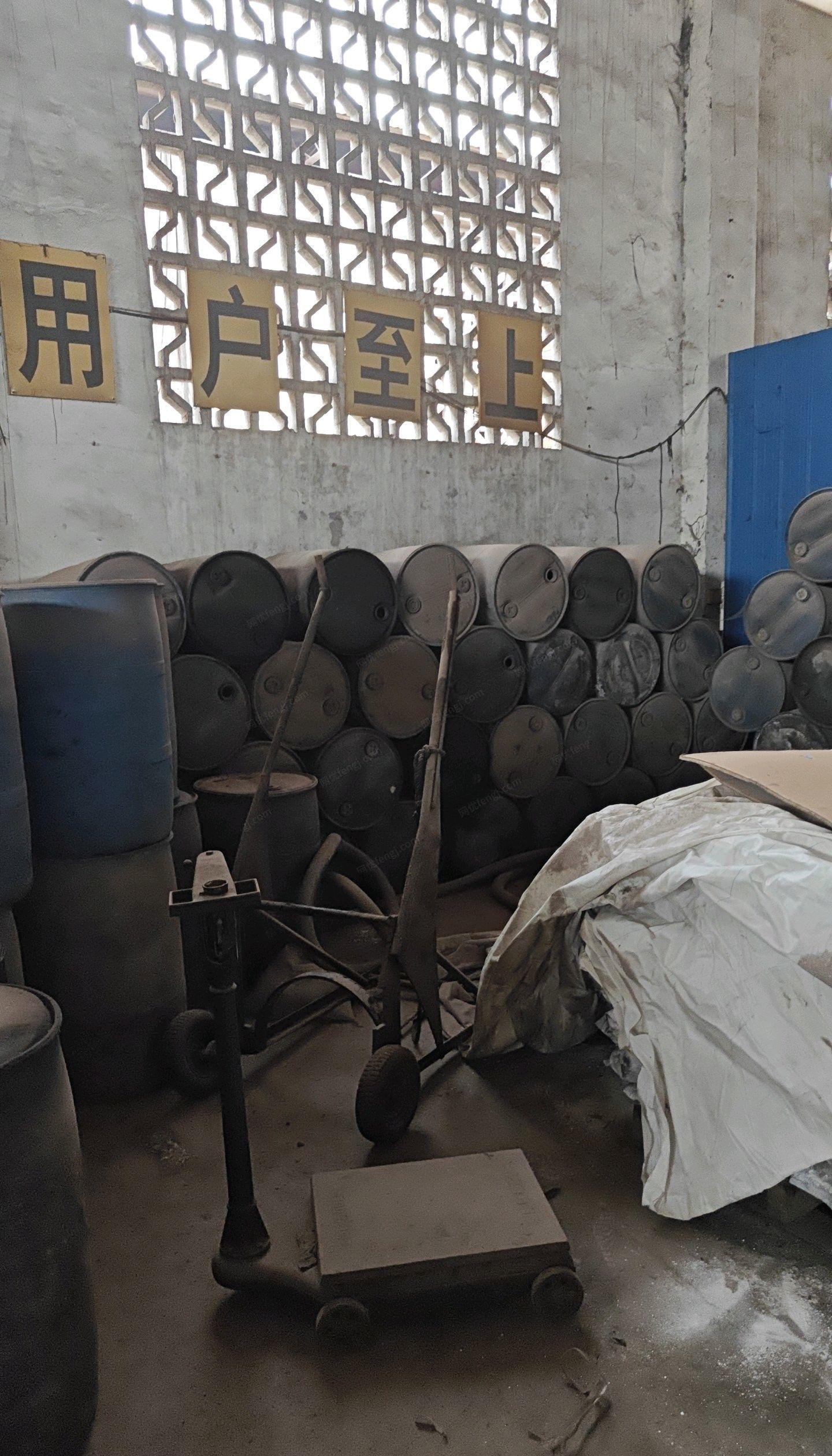 重庆江北区二手塑料油桶出售，有几百个
