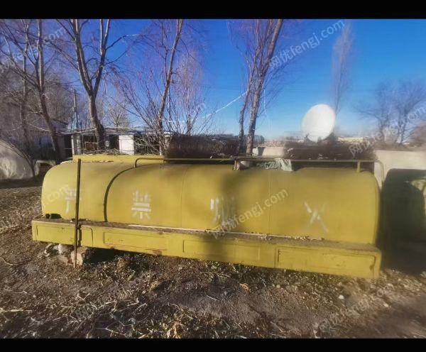 出售几台工程设备，有油罐，小翻斗，搅拌站，房车等